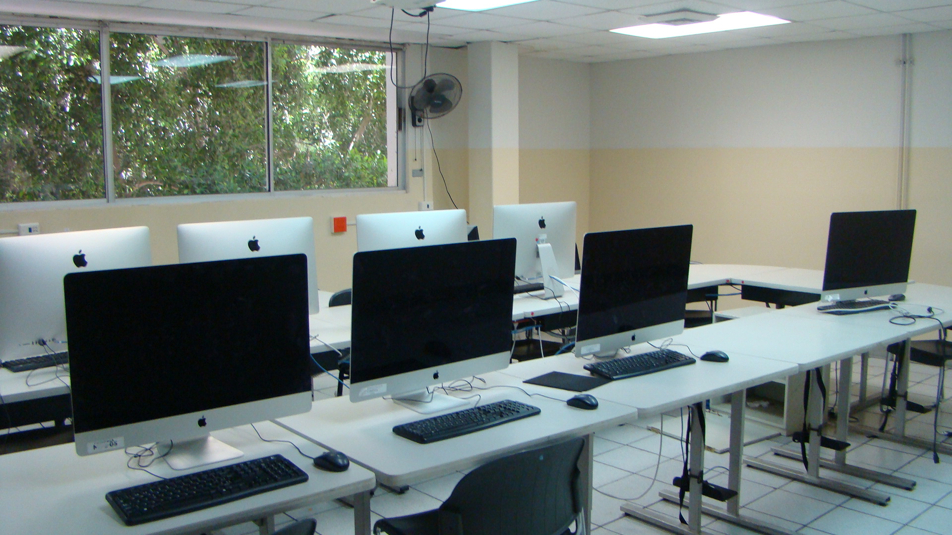 Salones de cómputo con equipo MAC